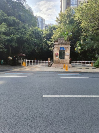 【鹭岛国际社区二期】成都市武侯区鹭岛路33号22栋5单元1楼3号房屋及院内搭建建筑物整体拍卖