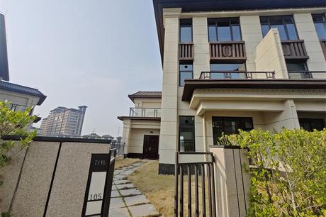 【五象智慧健康城(带三车位)】南宁市良庆区那马镇入城大道南侧南北一级路东侧南宁五象智慧健康城71号楼105号别墅、地下储物间地下一层B135号储物间、地下室地下一层B11920、B11921、B11922号三个车位