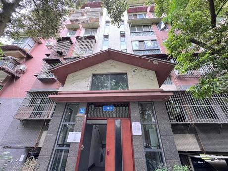 【堰山和畔二期】都江堰市蒲阳镇彩虹大道北段329号堰山和畔二期22栋1单元3层5号住宅