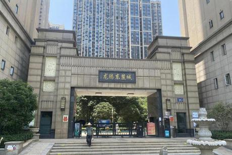 【龙腾东麓城】位于四川省成都市龙泉驿区歇凉关路888号(龙腾东麓城)2栋2单元26楼2604号的住宅一处