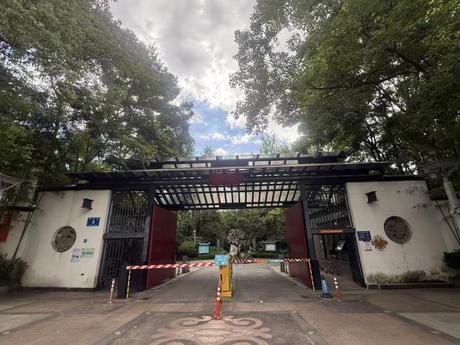 【芙蓉青城B区】都江堰市青城山镇芙蓉路8号“芙蓉青城B区”20栋1单元1楼1号房屋(不含家具家电)