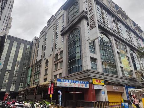 【西南商都301、303号商铺】位于南宁市兴宁区朝阳路29号西南商都301、303号商铺(整体拍卖)【权证号:邕房权证字第02211764号、02211762号,总建筑面积为4466.74㎡】