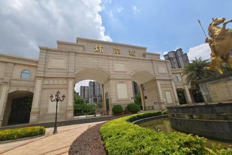 【炜岸城】位于四川省成都市龙泉驿区驿都西路3666号40栋9-10层906号的住宅一处