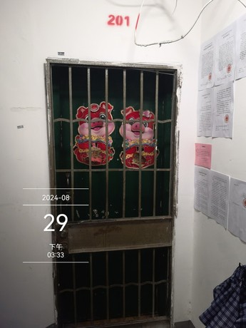 【明秀小区】坐落于广西南宁市西乡塘区明秀东路145号明秀小区18栋1单元201号房