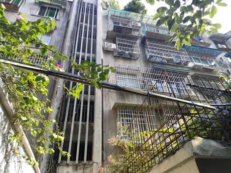 【小北街127号院】彭州市天彭镇小北街127号2栋2单元5楼2号房屋及室内物品