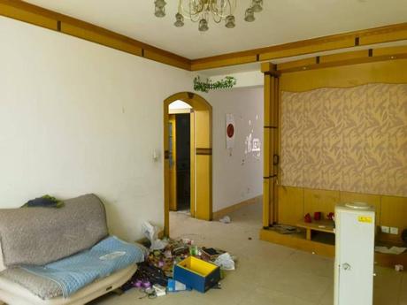 【围城南路西段85号院】大邑县围城南路西段85号2栋1单元4层8号房屋及附着装修